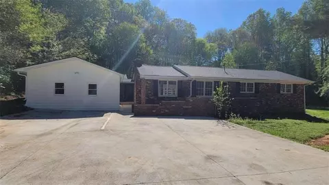 5686 Woodland Dr, Acworth, GA 30102