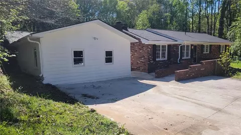 5686 Woodland Dr, Acworth, GA 30102