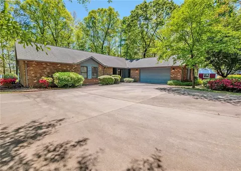 7 Old Oak Trl, Hartwell, GA 30643