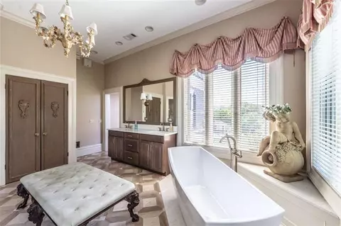 Bath - 320 E 3rd Ave E, Rome, GA 30161 photo 3 of 14