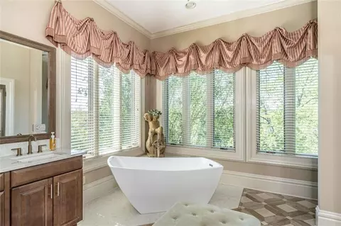 Bath - 320 E 3rd Ave E, Rome, GA 30161 photo 5 of 14