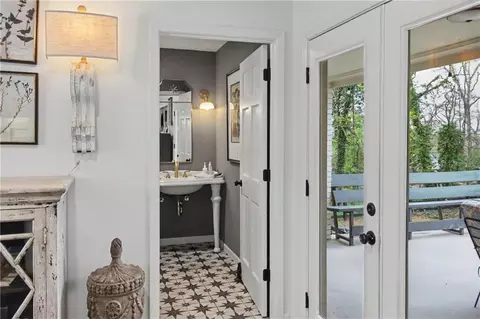 Entry Way - 112 Maple Dr, Cartersville, GA 30120 photo 7 of 10