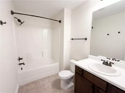 Bath - 271 Stane Brook Ct, Jackson, GA 30233 photo 2 of 4