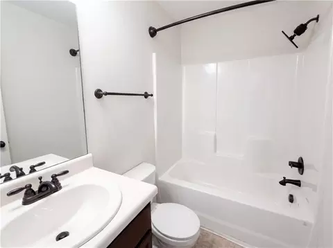 Bath - 271 Stane Brook Ct, Jackson, GA 30233 photo 4 of 4