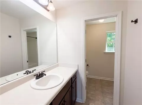 Bath - 271 Stane Brook Ct, Jackson, GA 30233 photo 1 of 4