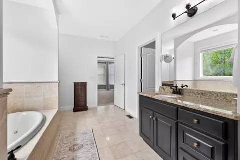 Bath - 979 Old Forge Ln, Jefferson, GA 30549 photo 5 of 9