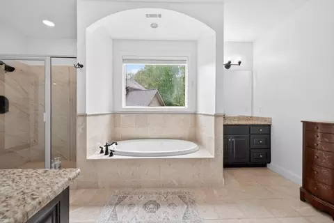Bath - 979 Old Forge Ln, Jefferson, GA 30549 photo 3 of 9
