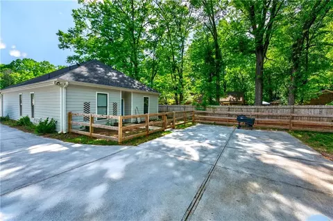 Exterior - 1001 Davis St, Monroe, GA 30655 photo 6 of 12