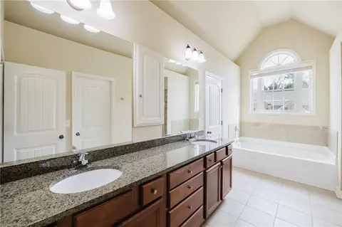 Bath - 3562 Fallen Oak Dr, Buford, GA 30519 photo 2 of 4