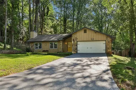562 Rimrock Trl, Stone Mountain, GA 30083