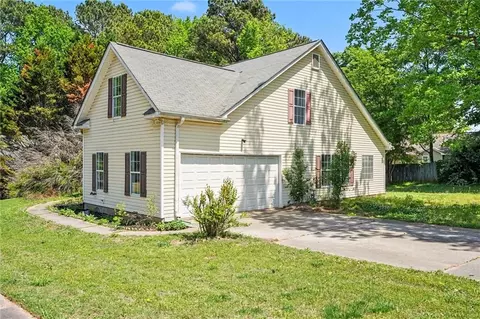 92 Dogwood Lakes Dr, Hampton, GA 30228