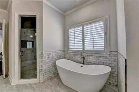 Bath - 552 Brendlynn Ct, Suwanee, GA 30024 photo 4 of 14