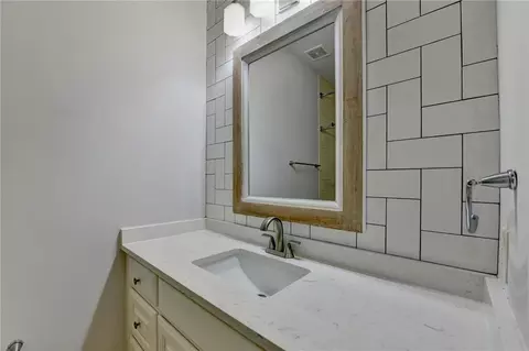 Bath - 552 Brendlynn Ct, Suwanee, GA 30024 photo 8 of 14