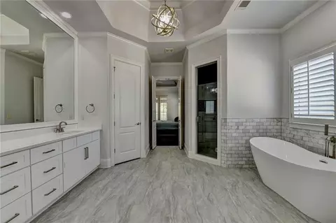 Bath - 552 Brendlynn Ct, Suwanee, GA 30024 photo 5 of 14