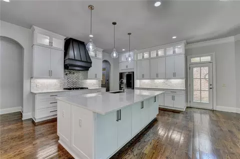 Kitchen - 552 Brendlynn Ct, Suwanee, GA 30024 photo 4 of 11