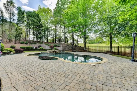 Exterior - 552 Brendlynn Ct, Suwanee, GA 30024 photo 9 of 21