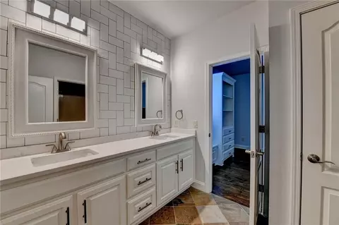 Bath - 552 Brendlynn Ct, Suwanee, GA 30024 photo 10 of 14