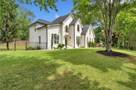 4221 Willow Oak Dr, Gainesville, GA 30506