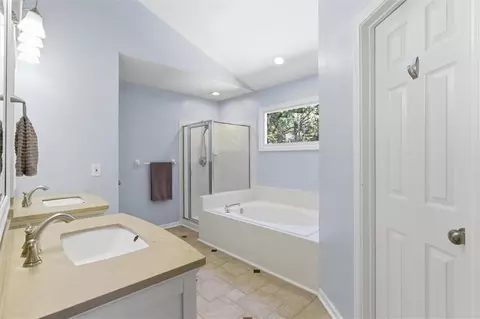 Bath - 3085 Abbotts Pointe Dr, Duluth, GA 30097 photo 2 of 7
