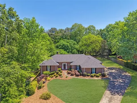 205 Saddle Creek Dr, Roswell, GA 30076
