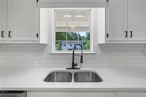 Kitchen - 185 Brighton Dr, Covington, GA 30016 photo 4 of 5