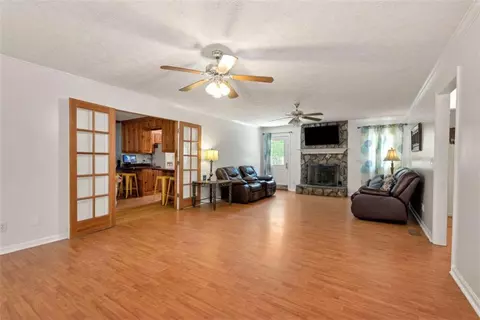 Living - 73 Kellogg Dr, Colbert, GA 30628 photo 1 of 5