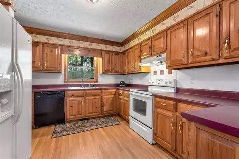 Kitchen - 73 Kellogg Dr, Colbert, GA 30628 photo 4 of 4