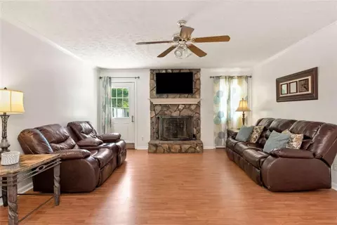 Living - 73 Kellogg Dr, Colbert, GA 30628 photo 2 of 5