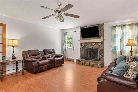 Living - 73 Kellogg Dr, Colbert, GA 30628 photo 3 of 5