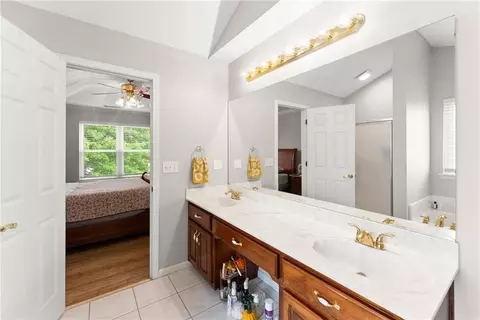 Bath - 4570 Summerset Dr, Gainesville, GA 30507 photo 3 of 6