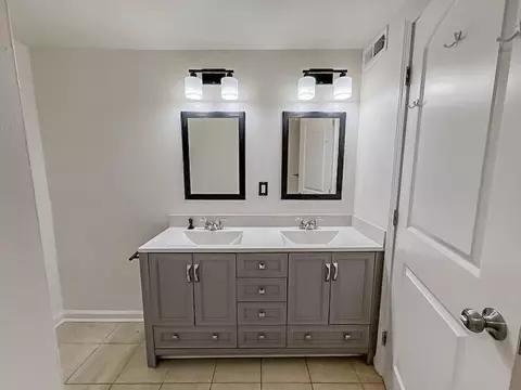 Bath - 4475 Emory Dr, Sugar Hill, GA 30518 photo 4 of 4