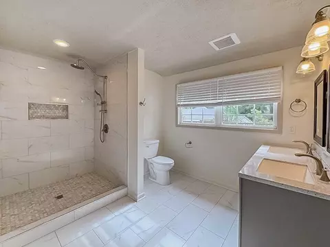 Bath - 4475 Emory Dr, Sugar Hill, GA 30518 photo 1 of 4