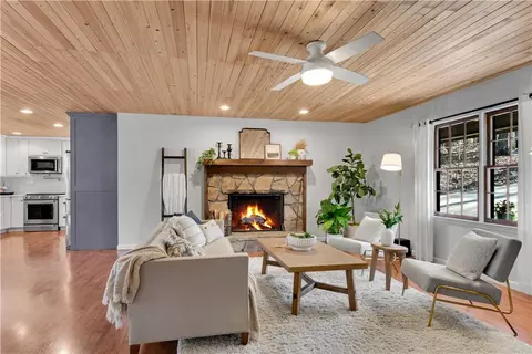 126 E Lake Dr, Roswell, GA 30075