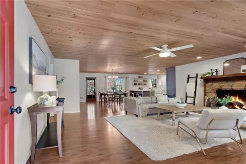 126 E Lake Dr, Roswell, GA 30075