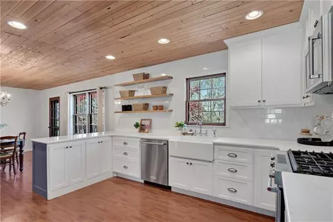 126 E Lake Dr, Roswell, GA 30075