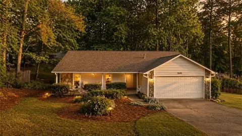 240 Kristie Ln, Roswell, GA 30076