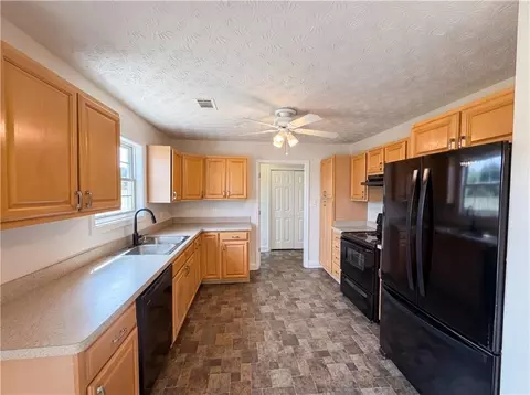 Kitchen - 1003 Brynn Dr, Winder, GA 30680 photo 2 of 3