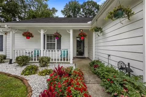 1729 Brandi Ln, Loganville, GA 30052