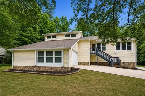 1920 Oakleaf Ln, Lithia Springs, GA 30122