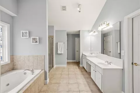 Bath - 4030 Suwanee Bend Dr, Suwanee, GA 30024 photo 4 of 6