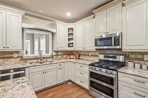 Kitchen - 4030 Suwanee Bend Dr, Suwanee, GA 30024 photo 3 of 6