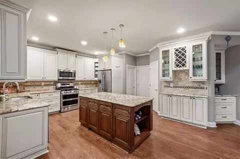 Kitchen - 4030 Suwanee Bend Dr, Suwanee, GA 30024 photo 5 of 6