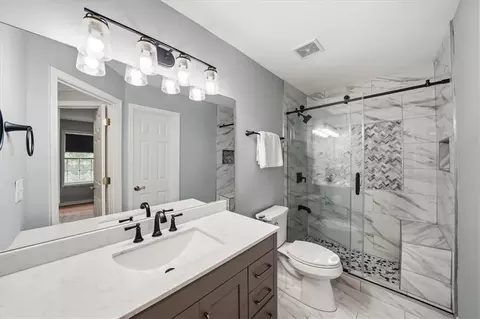 Bath - 4030 Suwanee Bend Dr, Suwanee, GA 30024 photo 3 of 6