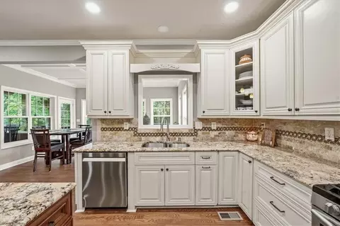 Kitchen - 4030 Suwanee Bend Dr, Suwanee, GA 30024 photo 4 of 6