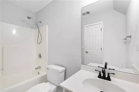 Bath - 3255 Oak Hampton Way, Duluth, GA 30096 photo 5 of 5