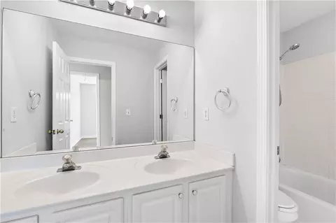 Bath - 3255 Oak Hampton Way, Duluth, GA 30096 photo 3 of 5
