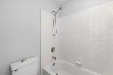 Bath - 3255 Oak Hampton Way, Duluth, GA 30096 photo 4 of 5