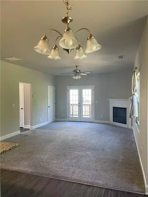 Living - 410 Katie Ln, Commerce, GA 30529 photo 2 of 4