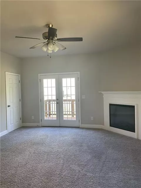 Living - 410 Katie Ln, Commerce, GA 30529 photo 3 of 4