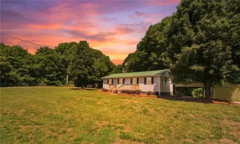 894 Lakeview Dr, Nicholson, GA 30565